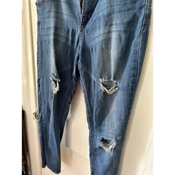 Almost Famous Women’s size 13 ripped jeans - Picture 3 of 6